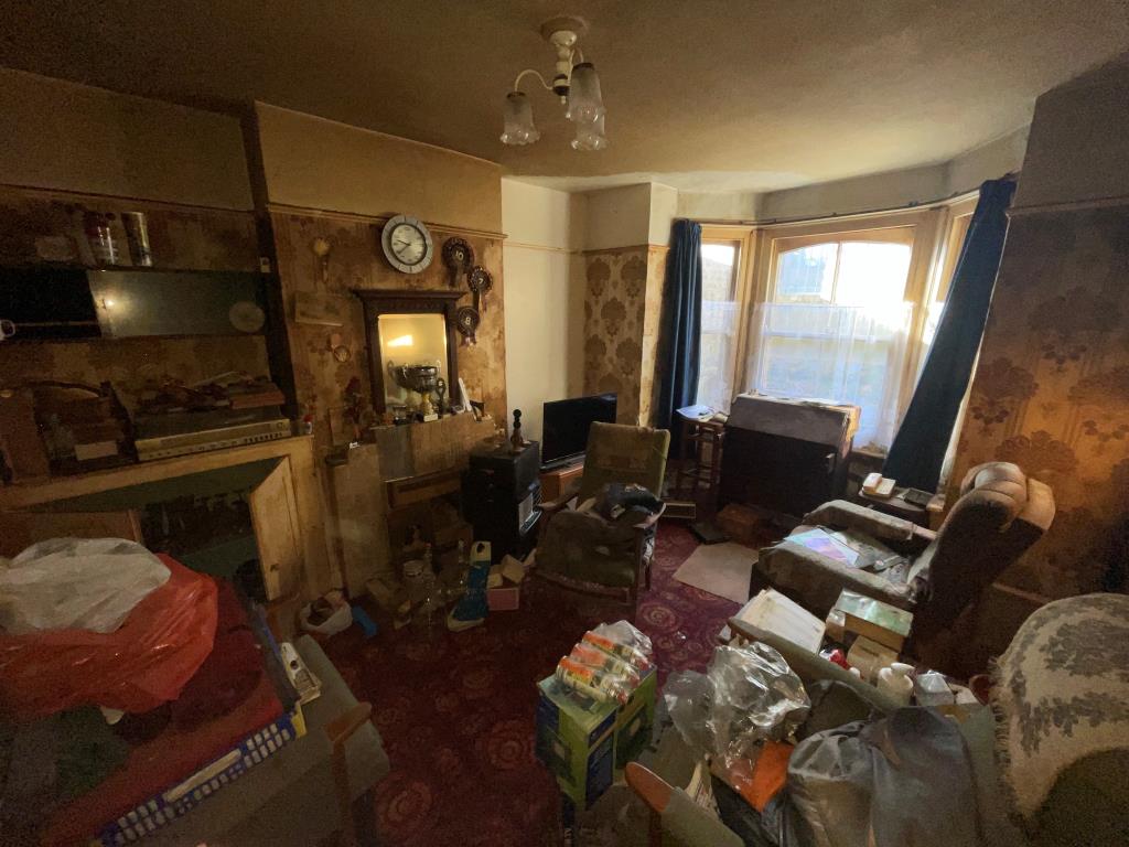 Lot: 134 - END-TERRACE HOUSE FOR REFURBISHMENT - Living room with bay window